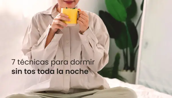 Persona bebe té caliente, buscando cómo quitar la tos por la noche para dormir plácidamente.