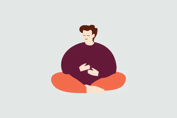 En person sitter i meditationsställning, med slutna ögon och händerna vilande på magen. En bild som påminner om Kristin Neffs arbete med självmedkänsla.