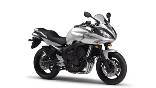 Srebrny motocykl Yamaha Fazer 600. Sprawdź yamaha fazer 600 dane techniczne, aby poznać jego możliwości.
