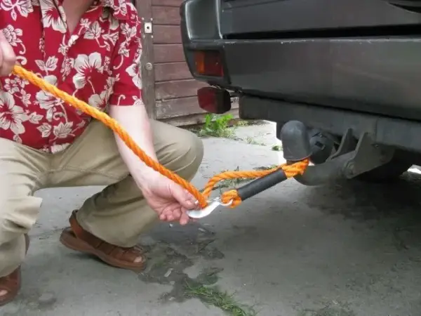Jak prawidłowo holować auto, aby uniknąć niebezpieczeństw i kar