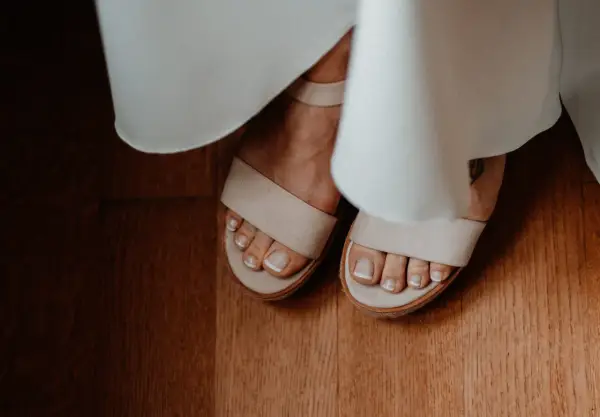 French pedicure na stopach - Modne trendy i jak go zrobić
