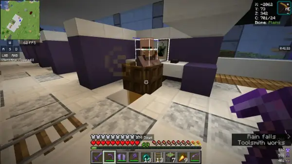 Aldeano Minecraft en su puesto de trabajo, rodeado de bloques morados y blancos. El jugador sostiene un pico de diamante.