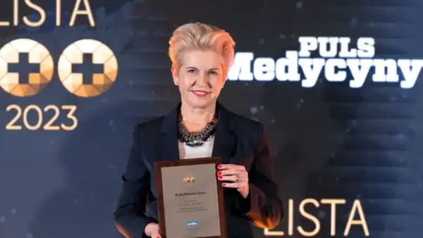 Beata Małecka-Libera z nagrodą na gali Puls Medycyny 2023.