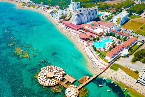 Widok z lotu ptaka na hotel z basenami i plażą. Warto sprawdzić salamis bay conti opinie przed rezerwacją.