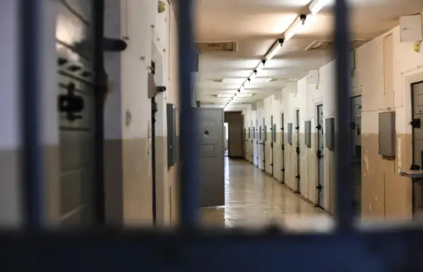 Co oznacza cwel w slangu więziennym: znaczenie, pochodzenie i użycie