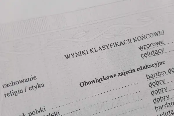Wyniki klasyfikacji końcowej, kluczowe dla podania do szkoły średniej. Widoczne oceny z zachowania, religii i języka polskiego.