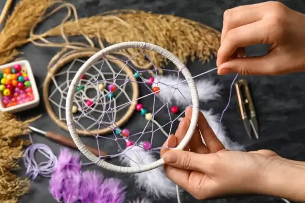 Łapacz słońca DIY krok po kroku: Magiczny dodatek do twojej sypialni bez wydawania fortuny