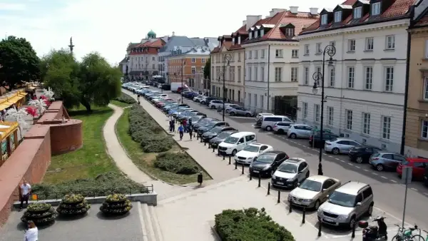 Gdzie zaparkować przy teatrze kwadrat? Opcje parkingowe w Warszawie