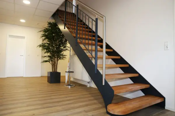 Nowoczesne balustrady do schodów wewnętrznych - trendy i rodzaje
