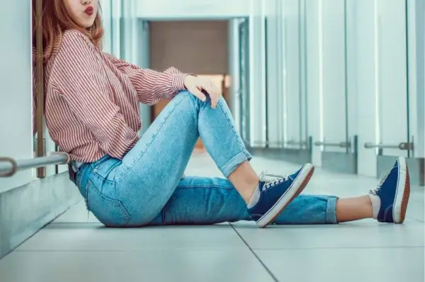 Granatowe botki: Stylizacje, które odmienią Twój look! Z czym łączyć?
