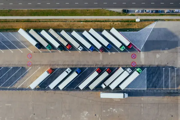Parking pełen ciężarówek, idealne miejsce do nauki na prawo jazdy na tira.