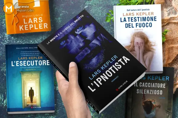 L'ultimo libro di Lars Kepler, "L'Ipnotista", è in primo piano, circondato da altri suoi romanzi.