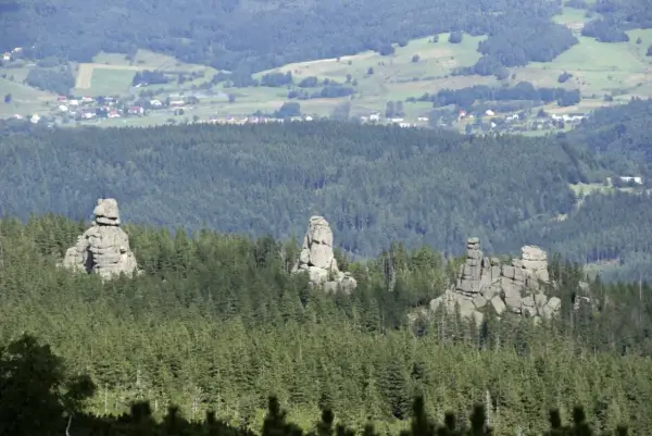 Skaliste formacje, znane jako Pielgrzymy, górują nad lasami w okolicach Karpacza.