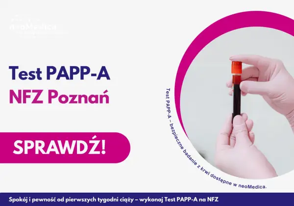 Rękawiczka z różowej lateksu trzyma probówkę z krwią do badania **test PAPP-A**. Sprawdź w NFZ Poznań.