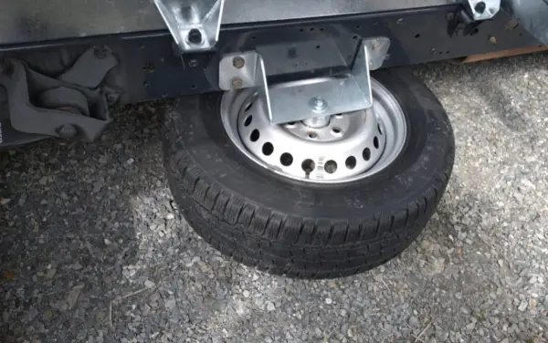 Podwozie Renault Trafic z kołem zapasowym. Dowiedz się, jak wyjąć koło zapasowe Renault Trafic, by być gotowym na każdą sytuację.