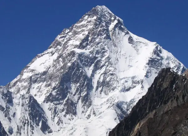 K2, najwyższy szczyt Karakorum, majestatycznie wznosi się na tle błękitnego nieba.