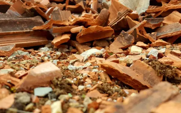 Rozbite cegły i dachówki, materiał budowlany, kod odpadu 17 05 04.