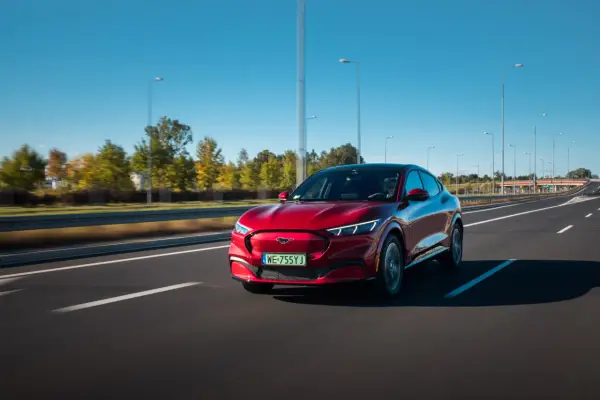 Czerwony Ford Mustang Mach-E jedzie po autostradzie w Polsce.