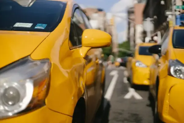 Ile kosztuje taxi za 100km? Sprawdź, co wpływa na cenę przejazdu