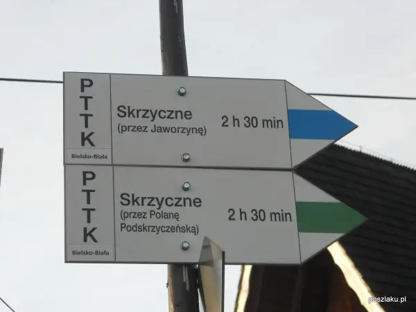 Szczyrk jakie góry? Znaki PTTK wskazują drogę na Skrzyczne przez Jaworzynę lub Polanę Podskrzyczeńską.