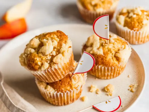 Saftige apfelmus muffins mit Streuseln, dekoriert mit kleinen Apfel-Ansteckern. Ein Genuss für jeden Apfelliebhaber!