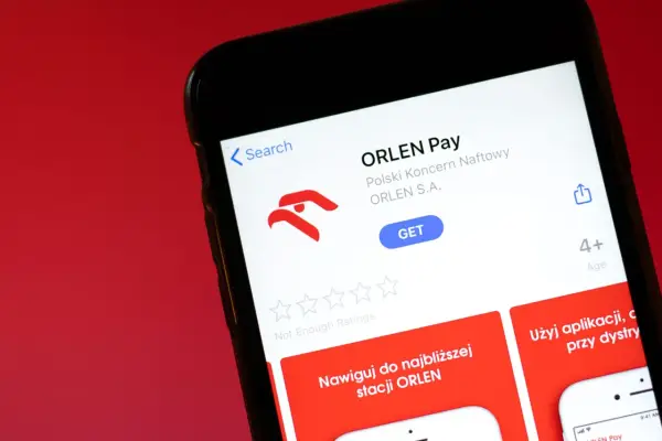 Aplikacja ORLEN Pay na ekranie telefonu. Umożliwia nawigację do stacji ORLEN i płatności.