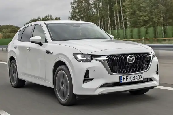 Biała Mazda CX-60 na drodze. Sprawdź atrakcyjną mazda cx 60 cena i wybierz swój wymarzony SUV.