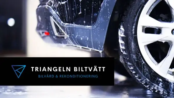 Bil som tvättas med skum, redo för Turtle Wax Pro-behandling. Triangeln Biltvätt erbjuder bilvård och rekonditionering.