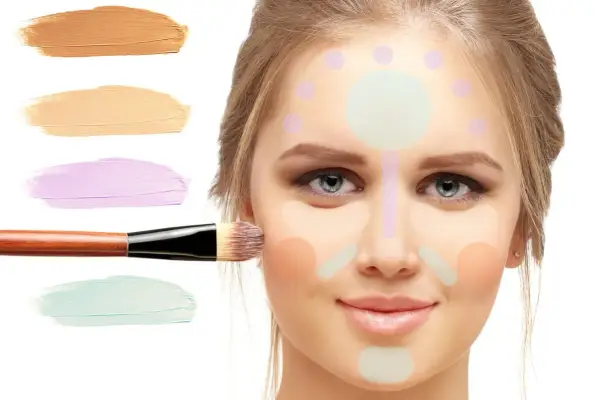 Demostración de cómo usar un corrector amarillo para iluminar y corregir imperfecciones en el rostro.