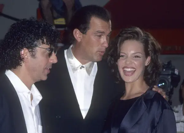 Steven Seagal z żoną i przyjacielem na czerwonym dywanie.