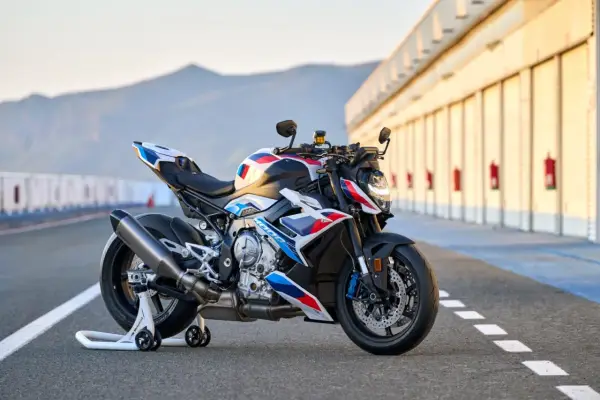 Potężny motocykl BMW M1000R w barwach M, gotowy do podboju toru wyścigowego.