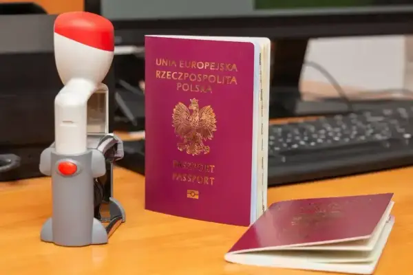 Gotowy paszport Polski i pieczątka czekają na wjazd do Bośni i Hercegowiny.