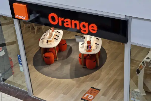 Sklep Orange z ekspozycją telefonów. Sprawdź, czy Twój pakiet komfortowy jest gotowy do odbioru.