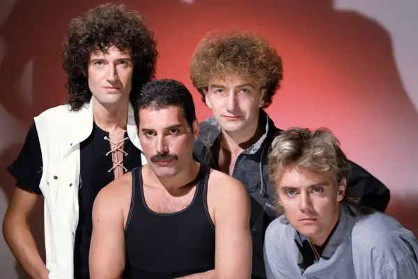 Bohemian Rhapsody obsada: Freddie Mercury, Brian May, Roger Taylor i John Deacon pozują do zdjęcia.