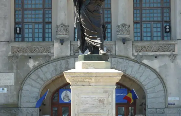 Pomnik Ovidiusza, rzymskiego poety, autora sztuki kochania, przed budynkiem Muzeum Historii Narodowej i Archeologii w Konstancy.