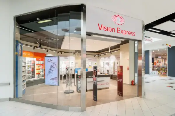 Sklep Vision Express z okularami i soczewkami. Promocja "vision express ile lat, tyle zniżki" zachęca do zakupu.