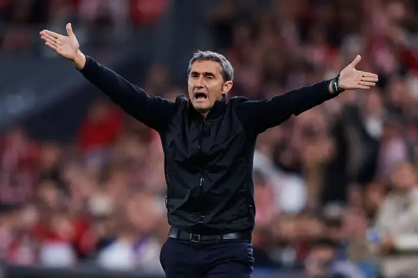 Ernesto Valverde, z pasją prowadzone drużyny, gestykuluje do swoich zawodników na tle trybun.