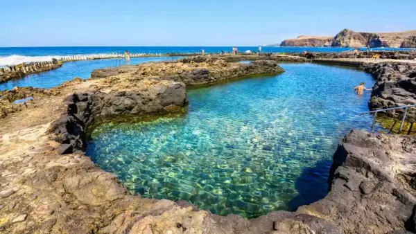 Piscinas naturales de aguas cristalinas en Gran Canaria que ver. Un paraíso para disfrutar del mar y el sol.