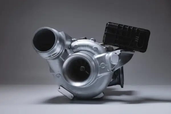 Turbocompresseur argenté avec une wastegate noire. Le cœur du moteur, prêt à déchaîner sa puissance.