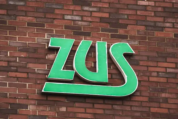 Zielone litery ZUS na ceglanej ścianie. Zastanawiasz się, subkonto co to? To miejsce, gdzie gromadzone są Twoje środki.