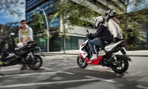 Czy motorowerem można jeździć bez prawa jazdy? Sprawdź zasady i konsekwencje