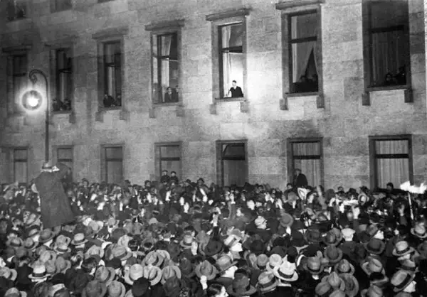 Dlaczego Hitler doszedł do władzy? Kluczowe przyczyny i skutki