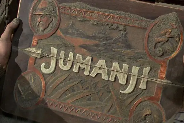 Drewniana skrzynka z napisem "JUMANJI" i reliefami zwierząt, przypominająca rekwizyty z filmów Jumanji.