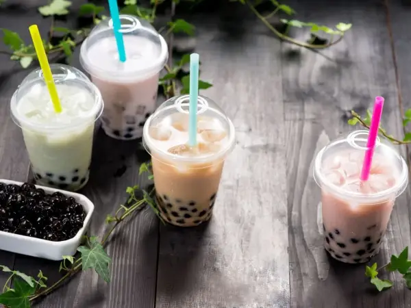 Kolorowe bubble tea z kuleczkami tapioki, idealne na lato. Dowiedz się, jak zrobić bubble tea w domu!
