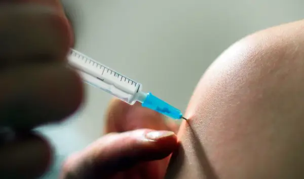 Eine Spritze wird angesetzt, um eine Impfung zu verabreichen. Die pneumokokken impfung schützt vor schweren Infektionen.