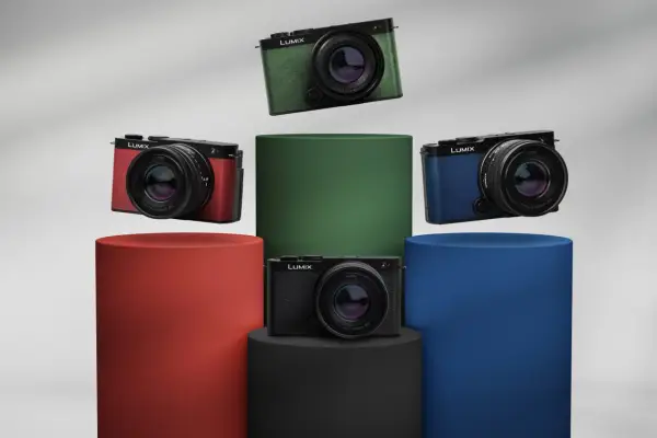 Cztery aparaty Panasonic Lumix S9 w kolorach: czerwonym, zielonym, niebieskim i czarnym, prezentowane na kolorowych postumentach.