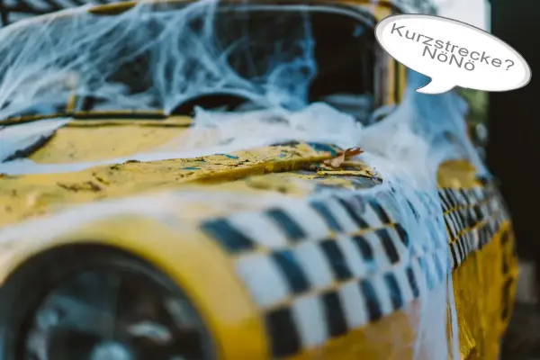 Ein verlassenes Taxi, umhüllt von Spinnweben, scheint eine lange, unheimliche **Taxi Fernfahrt** anzudeuten. "Kurzstrecke? NöNö" steht in einer Sprechblase.