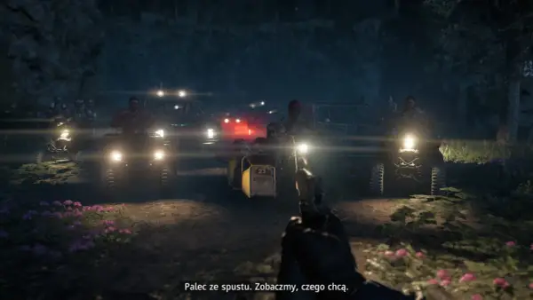Nocna zasadzka w Far Cry na Nintendo Switch. Gracze na quadach i motocyklach otaczają pojazd.
