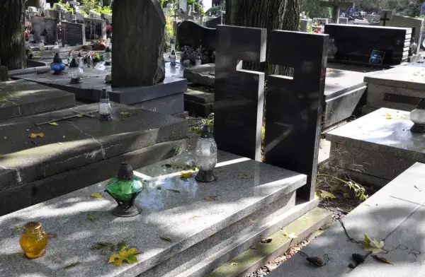 Ile kosztuje mycie pomnika na cmentarzu? Sprawdź, co wpływa na cenę