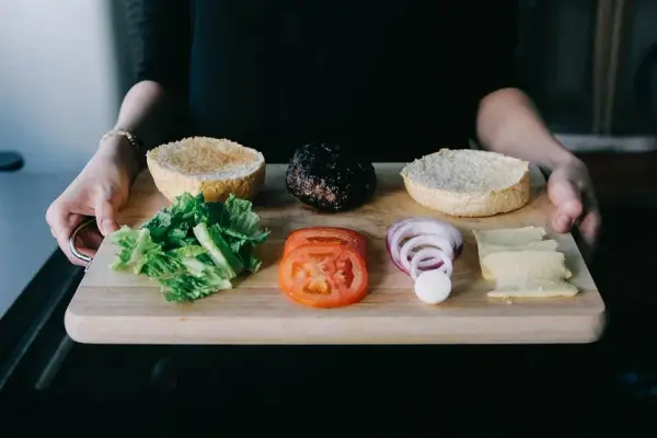 Jak zrobić mięso do hamburgera – proste przepisy na idealne burgery
